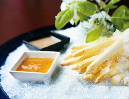 canned peeled white asparagus